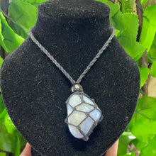 Load image into Gallery viewer, MACRAME TUMBLE STONE HOLDER
